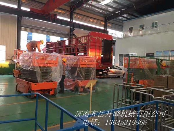 重慶市中冶建（jiàn）工集團自行走液壓驅動型升降平台  