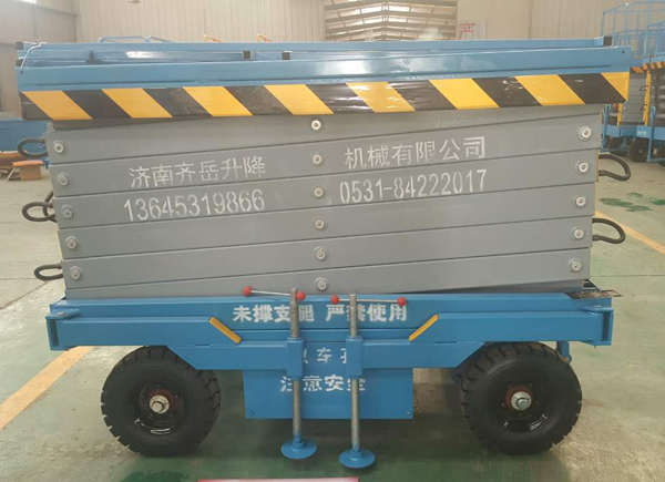 江蘇（sū）如皋白蒲鎮通陽公路移動（dòng）式升降平台 