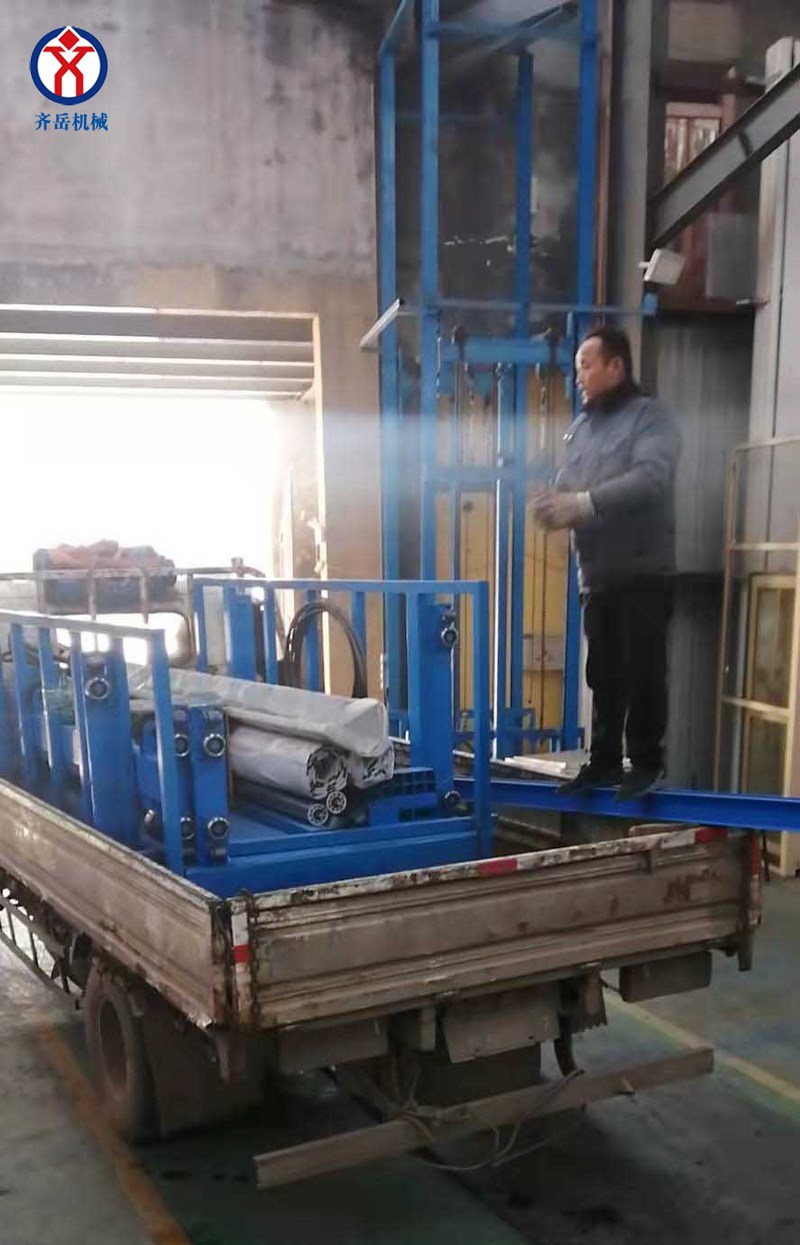 承載2噸導軌式（shì）液壓貨梯發貨到江（jiāng）西