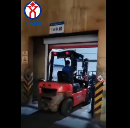 天津室內二層承（chéng）載（zǎi）5噸導軌式液壓升降平台設備驗收交（jiāo）付使（shǐ）用