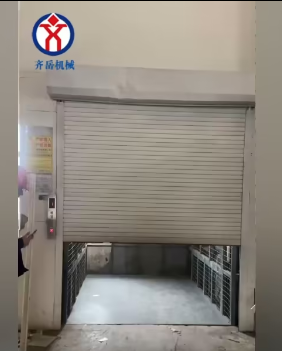 棗莊凱瑞（ruì）化工集團承載2噸四（sì）停四站導軌式升降（jiàng）平台加裝電動卷簾（lián）門案例